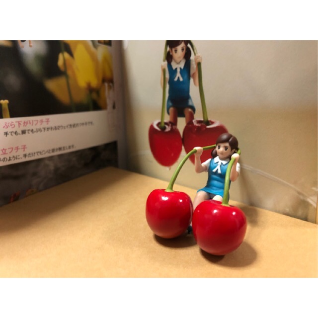 พร้อมส่งเกาะแก้ว Gachapon Fuchiko น้องฟูจิโกะถือเชอรี่ ชุดสีฟ้า