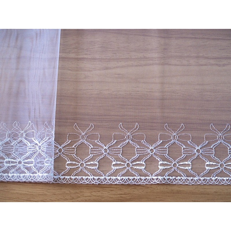 ลูกไม้สีขาว ลูกไม้ปัก กว้าง 9 นิ้ว เมตรละ 25 บาท