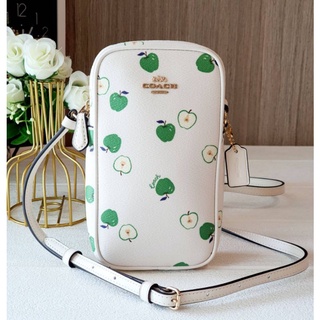 🎀 (สด-ผ่อน) กระเป๋าใส่โทรศัพท์ สีขาวลายแอพเปิลเขียว COACH C4608 NORTH/SOUTH ZIP CROSSBODY WITH APPLE PRINT