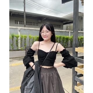 LAMOUR top • Black🫐 เสื้อสายเดี่ยวสามารถใส่ได้2แบบ แบบมีแขนและไม่มีแขน สายเสื้อสามารถปรับระดับได้ค่ะ คุ้มค่าแน่นอน🫶🏻