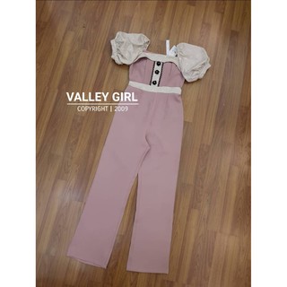 Valley Girl จั๊มสูทกางเกงขายาว แต่งอะไหล่ดอกไม้ดำ แขนตัดต่อด้วยผ้าลูกไม้ฉลุ งานสวยมากกกก