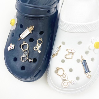 Jibbitz เข็มฉีดยาโลหะ หูฟังทางการแพทย์ จิบิต สําหรับ Crocs ชุดดอกทานตะวัน Jibitz Crock สําหรับผู้หญิง อุปกรณ์เสริมรองเท้า จี้รองเท้า หมุดตกแต่ง