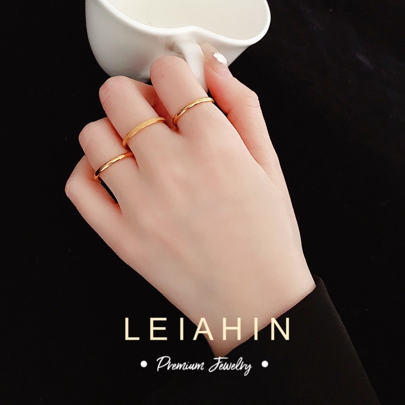 LEIAHIN แหวนสแตนเลส ห้ามลอกดำ ชุบทอง 100% 18K ปาร์ตี้ ของขวัญ เครื่องประดับแฟชั่น สำหรับผู้หญิง แหวนคู่รัก