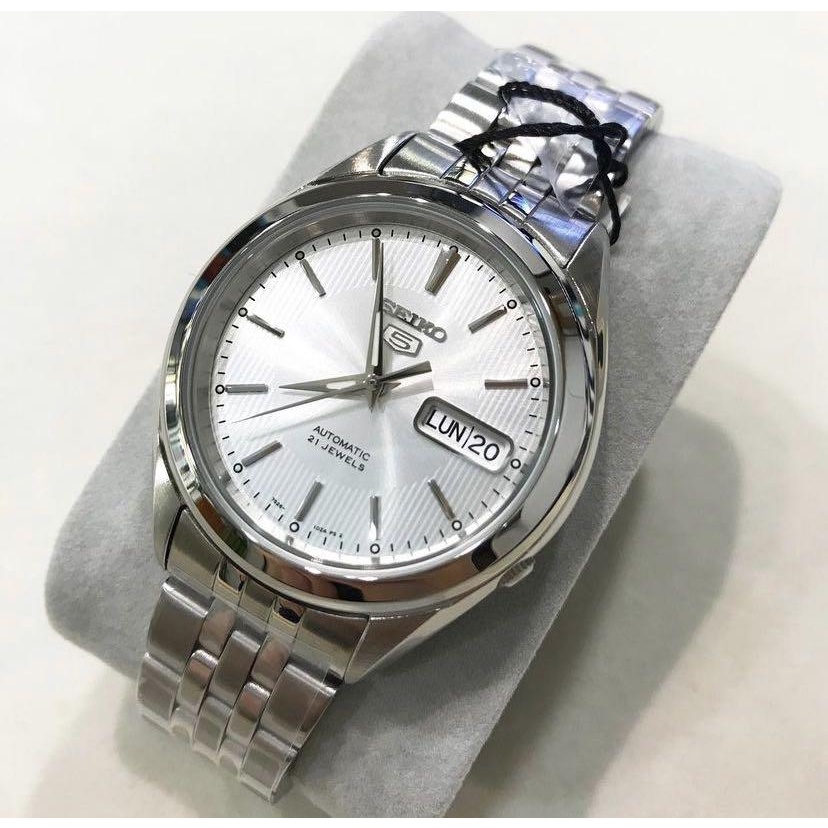 SEIKO 5 Automatic รุ่น SNKL15K1 นาฬิกาข้อมือผู้ชาย สีเงิน หน้าปัดสีขาว สายสแตนเลส ของแท้ 100% รับประกันสินค้า 1ปีเต็ม