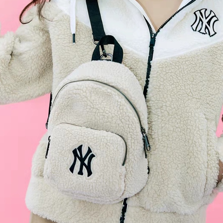 MLB พร้อมส่ง💙 ของแท้💯%  ใหม่กระเป๋าเป้ขนเเกะมินิสะพายหลังเด็กนักเรียน MONOGRAM Lamb Fleece Bag
