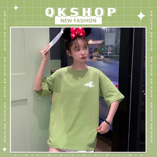 QKshop ✨เสื้อยืดคอกลมสีพื้นมีให้เลือกถึง 3สี ขาวดำเขียว สกรีนรูปดอกไม้ ตรงหน้าออกด้านซ้ายและกรีนลายพระจันทร์เสี้ยวกับดาว