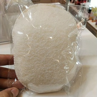 The body shop skin sponge ฟองน้ำขัดตัว สำหรับใช้ร่วมกับเจลอาบน้ำหรือครีมอาบน้ำ