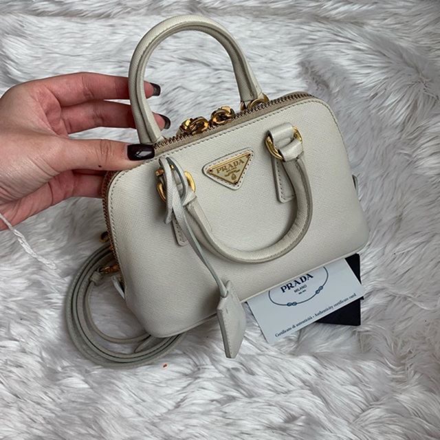 Prada alma mini สี talco