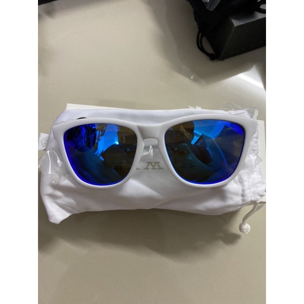 CLERANCE OLDSTOCK ️ ️แว่นกันแดด HAWKERS สีขาว น้ําเงิน