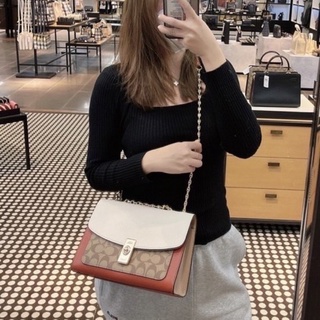 🎀 (สด-ผ่อน) กระเป๋าสะพาย 10 นิ้ว C8207 LANE SHOULDER BAG IN COLORBLOCK SIGNATURE CANVAS