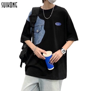 Suikone เสื้อยืดแขนสั้น เสื้อยืดแฟชั่นผู้ชายสีทึบหลวมแขนสั้นฤดูร้อนสไตล์ยอดนิยม การออกแบบประกบ เสื้อเชิ้ตผู้ชายแขนสั้น