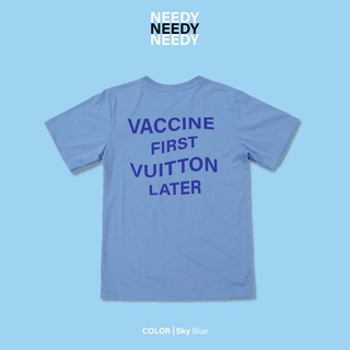 เสื้อยืดพิมพ์ลาย VACCINE FIRST VUITTON LATER สีฟ้าคราม