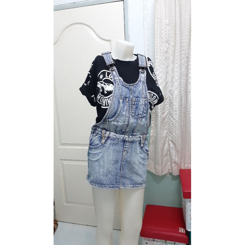 เอี๊ยมยีนส์ กระโปรงสั้น Size S M เอวต่ำ 30 มือสอง สภาพดีมาก สวยมากค่ะเอวต่ำ 30 กระโปรงยาว 11 นิ้ว ทร