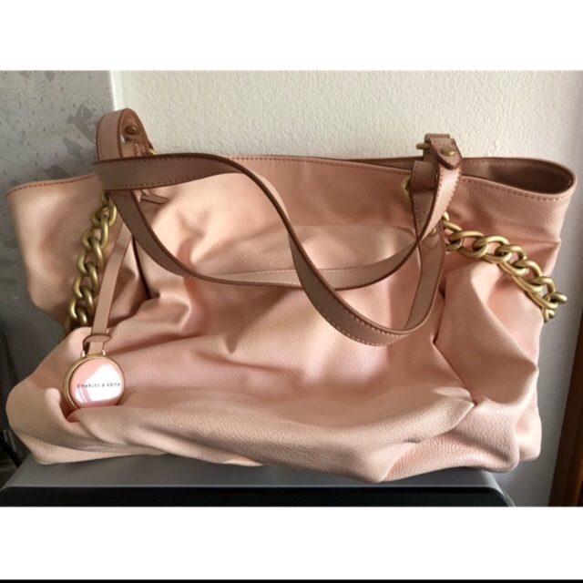 กระเป๋า Charles & Keith