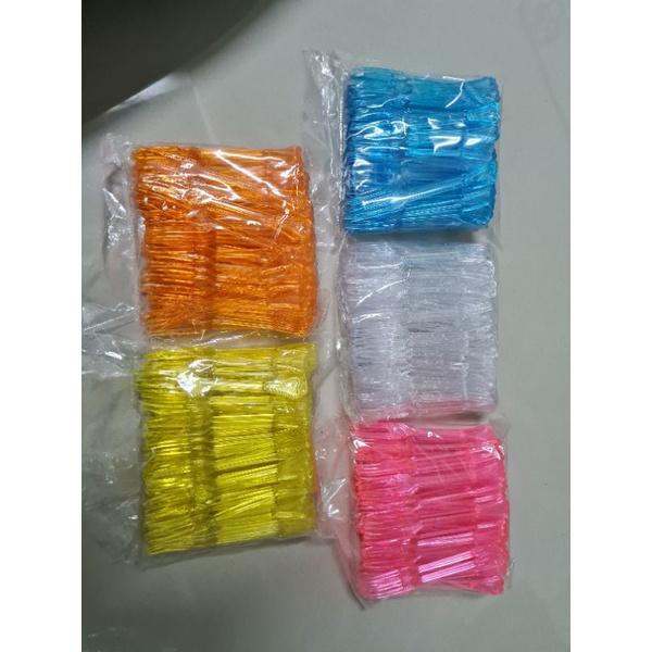 ส้อมจิ้มผลไม้พลาสติกตราเพชร.                                   1 แพ็ค 100 คัน.