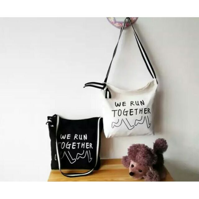 พร้อมส่ง ❗❗❗
กระเป๋าผ้าเกาหลี 🛍 " WE RUN TOGETHER "