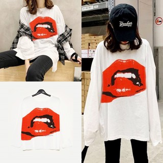 Korean🧧 เสื้อยืดคอกลมแขนยาวทรงโอเวอร์ไซส์ สกรีนลายปากด้านหน้า แขนจั๊ม