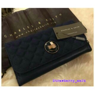 CHARLES&amp;KEITH Wallet💋 กระเป๋าสตางค์ใบยาวเปิดปิดด้วยตัวลอคแบบหมุน ปั้มโลโก้ CK หรูดูดี