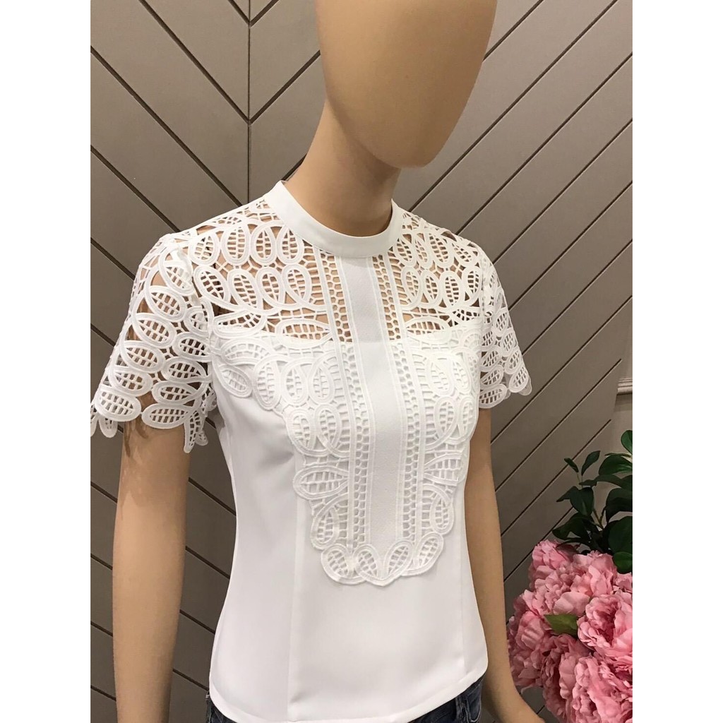 Carisa เสื้อลูกไม้ แขนสั้น ผ้าเครปเนื้อบาง วางลายลูกไม้อย่างละเอียดให้ได้ลายที่พอดีกับตัวเสื้อ ทรงสว