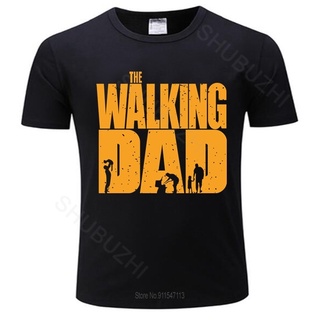 [S-5XL] เสื้อยืดผ้าฝ้าย พิมพ์ลาย The Walking Dad ของขวัญวันเกิด สําหรับผู้ชาย สีเทาเข้ม Gildan เสื้อยืด ผ้าฝ้าย 100% แฟช