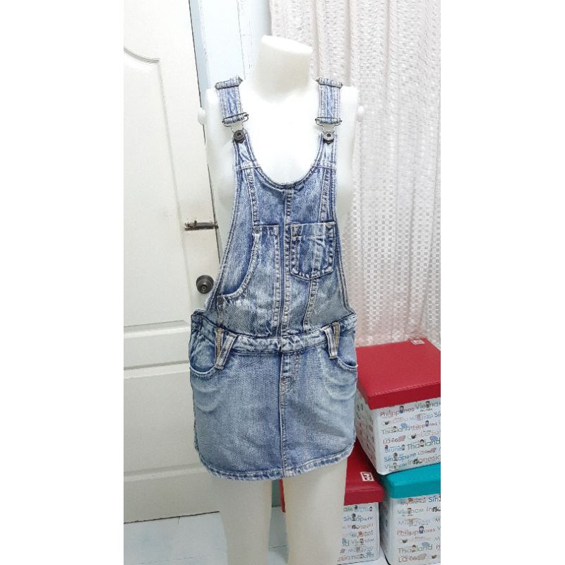 เอี๊ยมยีนส์ กระโปรงสั้น Size S M เอวต่ำ 30 มือสอง สภาพดีมาก สวยมากค่ะเอวต่ำ 30 กระโปรงยาว 11 นิ้ว ทร