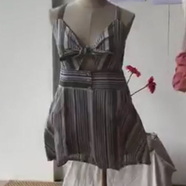 จั๊มสูทสีเขียวจาก hofstore