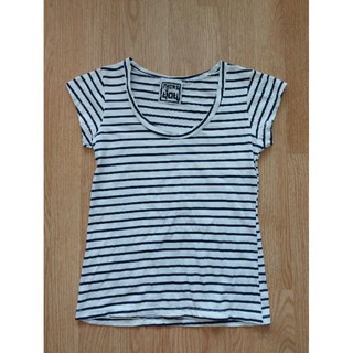 เสื้อยืดสีขาวริ้วกรมเข้มทองย้อย