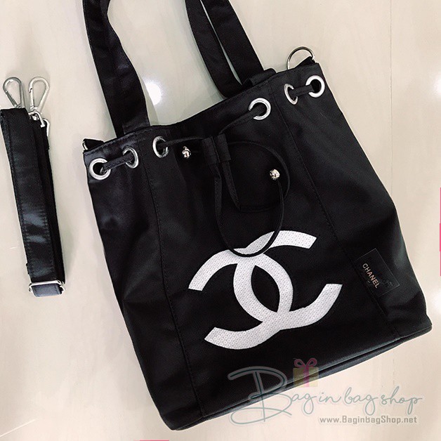CHANEL Beaute VIP Gift Handbag / Shoulder Bag กระเป๋าถือ หรือ สะพาย จาก CHANEL Beaute.