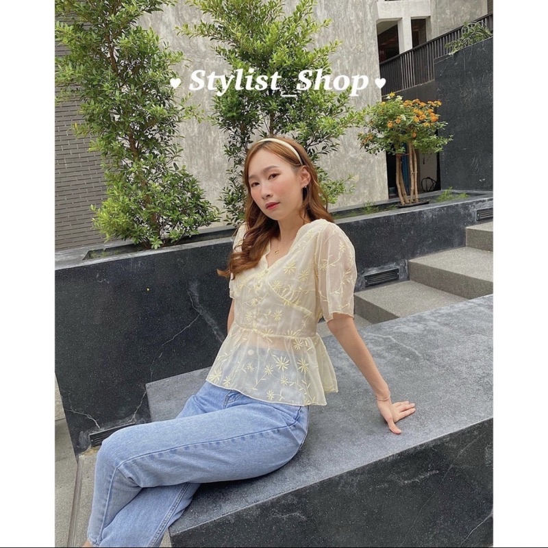 เสื้อคอวีผ้าแก้วจากร้านstylist_shop
