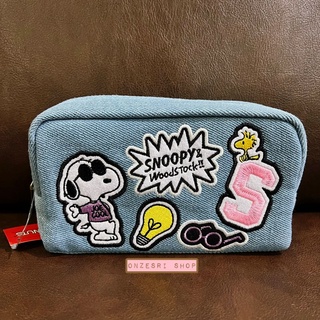 กระเป๋า Snoopy Denim Pouch สียีนส์เดนิม ตรงลายทำเป็นลายปักน่ารัก ขนาด 9.5 x 17 x 7 ซม.