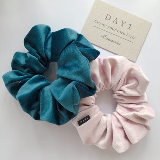 DAY 1 scrunchies โดนัทมัดผม ยางรัดผม Size ใหญ่ ผ้ากำมะหยี่นิ่ม