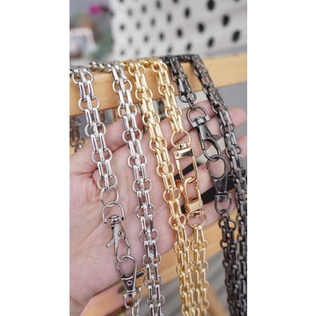 โซ่โลหะ แบบหนาอย่างดี ลายข้อสวยงามมีนำ้หนัก ใช้เป็นโซ่สะพายกระเป๋าหลุยได้(มีหัวเกี่ยว2ด้าน)