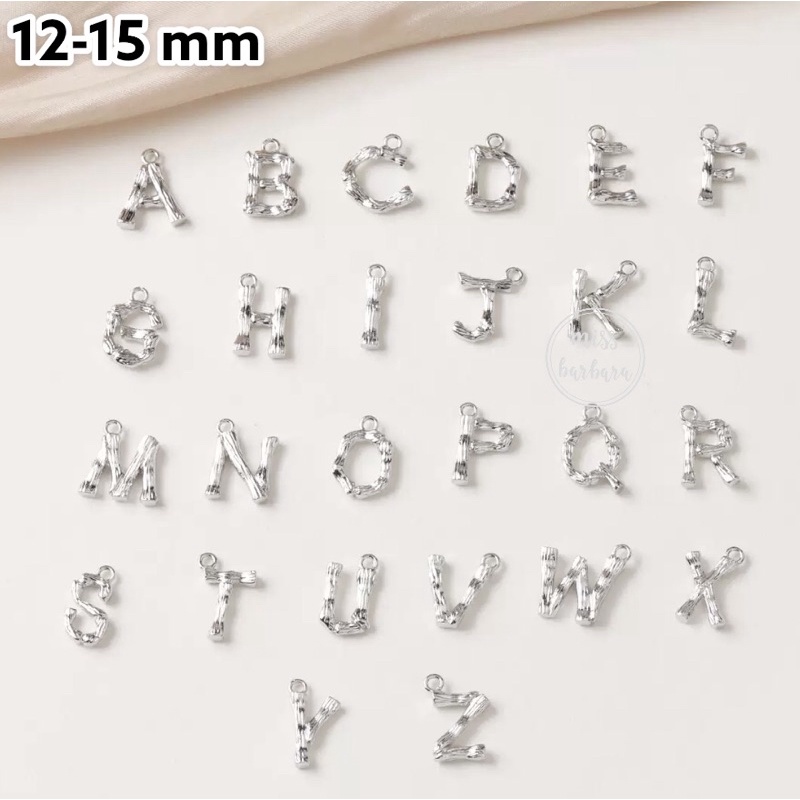 จี้อักษร A-Z  สีเงิน ไม่แพ้ ไม่คัน  ขนาด 12-15 mm ทำจี้ห้อย