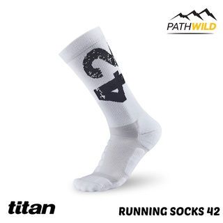 ถุงเท้าวิ่ง TITAN RUNNING SOCKS 42 ความยาวประมาณครึ่งแข้ง โชว์ตัวเลข 42 ซึ่งเป็นระยะมาราธอน