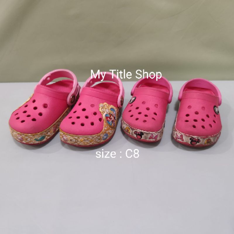 ได้ 2 คู่ ค่ะ รองเท้าเด็กมีไฟ Crocs Disney Princess Lights มือสอง เด็กไซส์ C8 และ Crocs Minnie Mouse C8