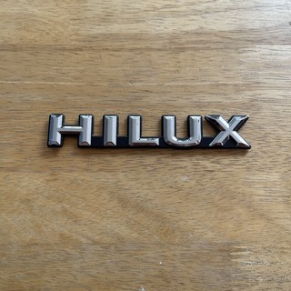 โลโก้ HILUX ขอบดำ ตัวหนังสือฝาท้าย ตัวหนังสือข้างประตู ขนาด 13x2.3cm