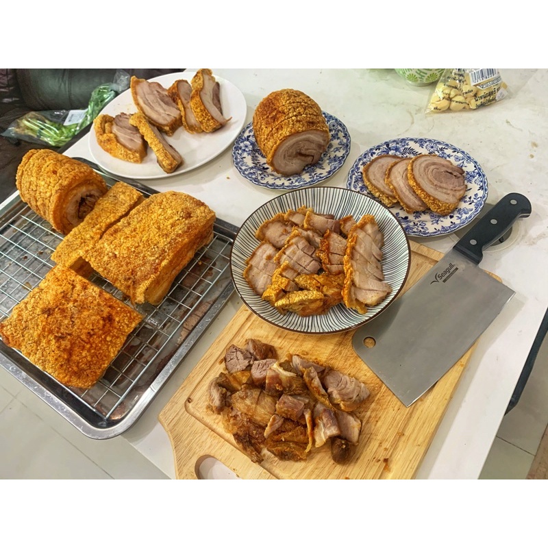 หมูกรอบ เนื้อฉ่ำ คีโตทานได้ ทอดน้ำมันหมู ไหว้ตรุษจีน ไหว้เจ้า แพ็คสูญญากาศ ไม่ใส่สารกันบูด ฟรี2น้ำจิ้ม - รูปที่ 2