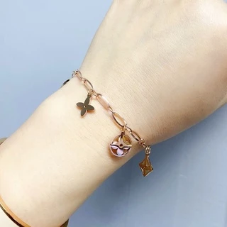 สร้อยข้อมือเหล็กไทเทเนียม รูปใบโคลเวอร์สี่แฉก หรูหรา ไม่จางหาย เครื่องประดับแฟชั่น สําหรับผู้หญิง