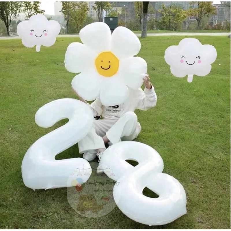 ลูกโป่งขาว Happy Birthday ตัวเลขสีขาว ดอกเดซี่ ก้อนเมฆ วันเกิด งานแต่ง ตัวเลข