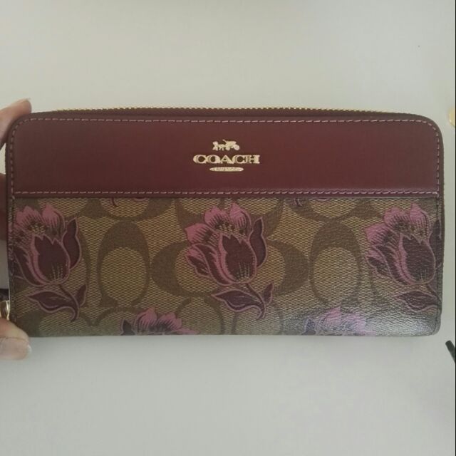 COACH 100%กระเป๋าสตางค์ใบยาวซิปรอบ ลายดอกซีสีแดงเข้ม ขนาด7.5" สินค้าพร้อมส่งอยู่ไทย