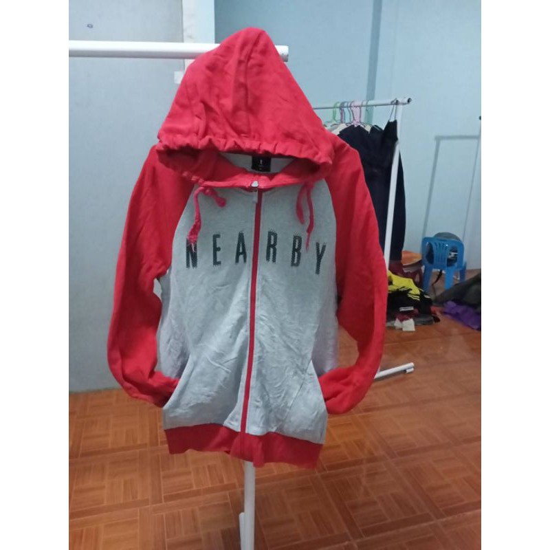 สเวตเตอร์ฮู๊ด, เสื้อคลุมมือสอง T Nearby
