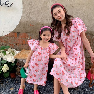 เสื้อผ้าแม่ลูก ชุดเดรสลายดอกไม้สีชมพูสำหรับผู้หญิงเกาหลี น่ารักๆเดรสเด็กผู้หญิง เดรสเด็กผู้หญิงคอเหลี่ยมแขนสั้น