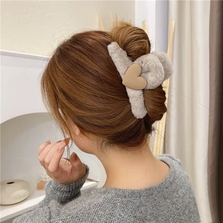 Love and Winter Clip กิ๊บหนีบผมทรงไขว้ ขนนุ่มๆฟูๆ ติดหัวใจตรงกลาง หนีบผมได้แน่น เก็บผมได้เยอะ กิ๊บติดผม กิ๊บหนีบผม