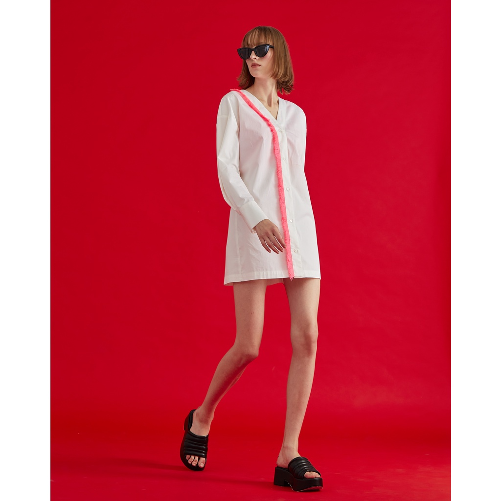 SIRINTRA The SRT X4 TBL44 Neon Fringe Long Blouse - เสื้อเชิ้ต ตัวยาว แขนยาว ผ้าคอตตอน ดีเทลตกแต่งพู