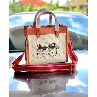 พร้อมส่ง รุ่นใหม่ล่าสุด กระเป๋า COACH FIELD TOTE 22 WITH HORSE AND CARRIAGE PRINT CARRIAGE BADGE((C8456))