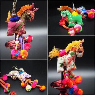 DIY10 พวงกุญแจม้า งานแฮนด์เมด พวงกุญแจม้า ม้าผ้าไทย ของขวัญ ของที่ระลึก พวงกุญแจ ส่งสุ่มสี ของชำรวย