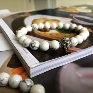 สร้อยข้อมือหิน howlite พร้อมอะไหล่