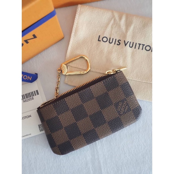 (ผ่อน0%) กระเป๋าใส่กุญแจ ใส่เหรียญ New Louis Vuitton LV Key Pochette  สีน้ำตาล ลายdamier DC20