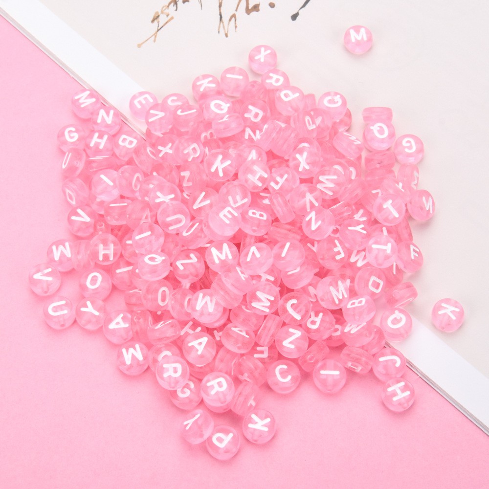 พร้อมส่ง ลูกปัดตัวอักษรภาษาอังกฤษสีชมพูใส ประมาณ 100 ชิ้น / ถุง ...