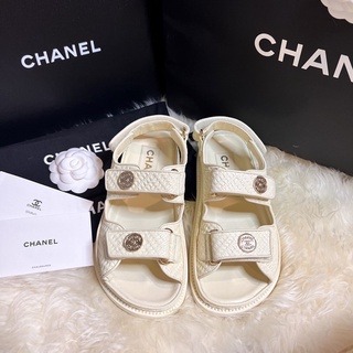 Like new C h a n e l sandals size 35c สีครีม ออกช็อปไทยมาเมื่อ เมษา ปี 2022 นี้เลยค่า สภาพสวยงาม พื้นเดิมๆไม่